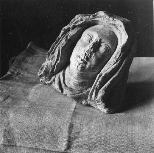 Statue : fragment, tête de femme voilée, pierre sculptée - © Ministère de la Culture (France), Médiathèque du patrimoine et de la photographie (objets mobiliers), tous droits réservés