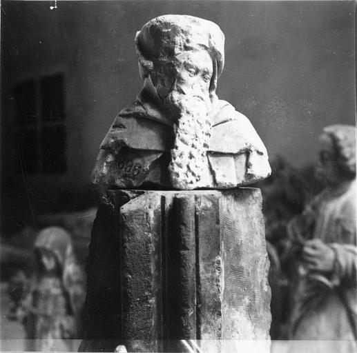 Statue : fragment, buste de personnage à longue barbe, coiffé d'une sorte de mortier, pierre sculptée - © Ministère de la Culture (France), Médiathèque du patrimoine et de la photographie (objets mobiliers), tous droits réservés