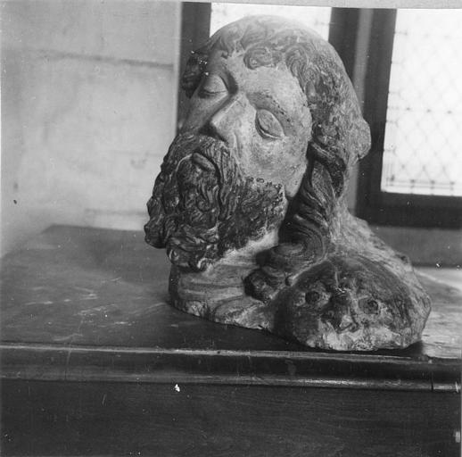 Statue : fragment, tête dite de saint Jean-Baptiste, représentant un homme barbu aux cheveux longs, dont le vêtement présente une tête d'animal sur l'épaule gauche, pierre sculptée - © Ministère de la Culture (France), Médiathèque du patrimoine et de la photographie (objets mobiliers), tous droits réservés