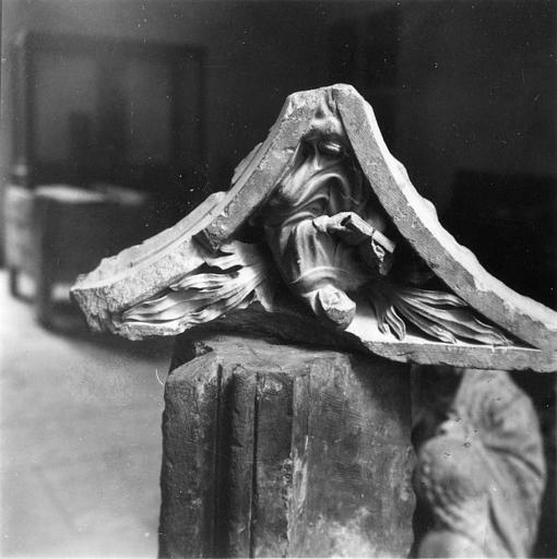 Bas-relief : fragment, écoinçon sculpté en bas-relief d'un moine en méditation devant un livre ouvert, pierre sculptée - © Ministère de la Culture (France), Médiathèque du patrimoine et de la photographie (objets mobiliers), tous droits réservés