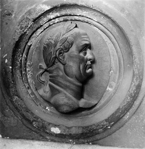 Demi-relief : 'Vespasien', inscrit dans un médaillon circulaire délimité par des moulures, pierre sculptée - © Ministère de la Culture (France), Médiathèque du patrimoine et de la photographie (objets mobiliers), tous droits réservés