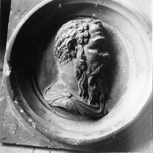 Demi-relief : 'Roi des Maures', inscrit dans un médaillon circulaire délimité par des moulures, pierre sculptée - © Ministère de la Culture (France), Médiathèque du patrimoine et de la photographie (objets mobiliers), tous droits réservés