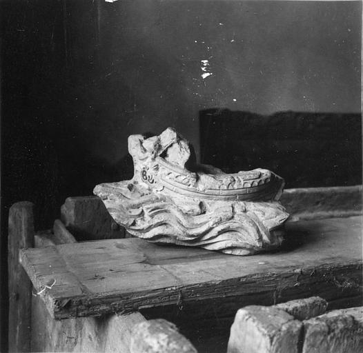 Bas-relief : fragment représentant une barque sur les flots, pierre sculptée - © Ministère de la Culture (France), Médiathèque du patrimoine et de la photographie (objets mobiliers), tous droits réservés
