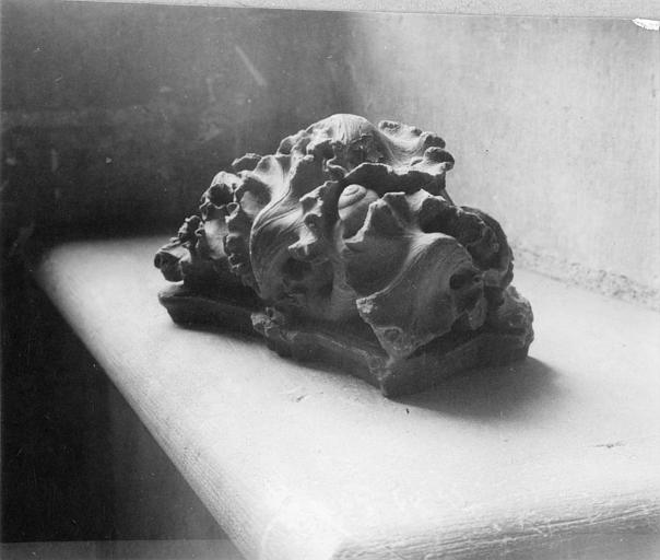 Sculpture : fragment en pierre sculptée de feuillages parmi lesquels on distingue un escargot - © Ministère de la Culture (France), Médiathèque du patrimoine et de la photographie (objets mobiliers), tous droits réservés