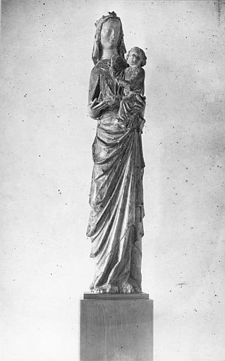 Groupe sculpté 'Vierge à l'Enfant', bois sculpté - © Ministère de la Culture (France), Médiathèque du patrimoine et de la photographie (objets mobiliers), tous droits réservés