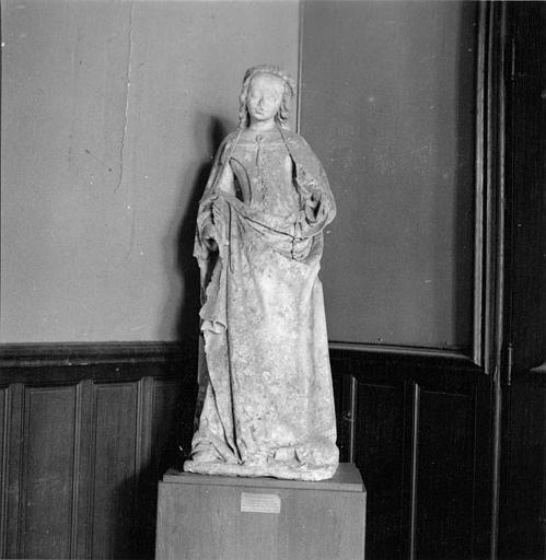 Statue : 'Sainte Catherine', mutilée, pierre sculptée - © Ministère de la Culture (France), Médiathèque du patrimoine et de la photographie (objets mobiliers), tous droits réservés