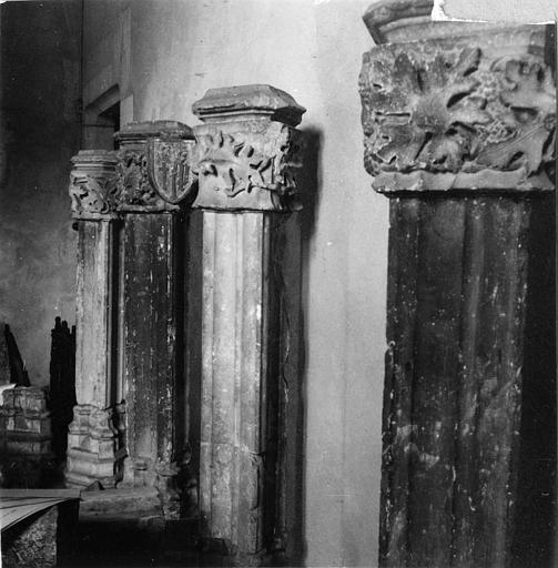 Quatre des sept colonnes provenant du couvent des Cordeliers, chapiteaux feuillagés, pierre sculptée - © Ministère de la Culture (France), Médiathèque du patrimoine et de la photographie (objets mobiliers), tous droits réservés