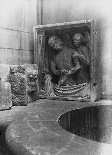 Bas-relief : 'Christ supplicié avec ange et orant', pierre sculptée