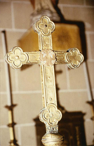 Croix de procession en cuivre sur âme de bois, à branches terminées par des motifs quadrilobés