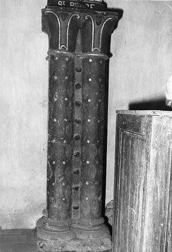 Pilier cantonné de quatre colonnes à hauts chapiteaux, pierre calcaire peinte de motifs géométriques