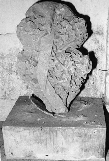 Clefs de voûte en pierre sculptée de feuillages