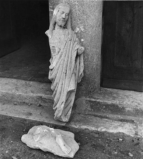 Statue : fragments, 'Le Christ ressuscité', pierre sculptée