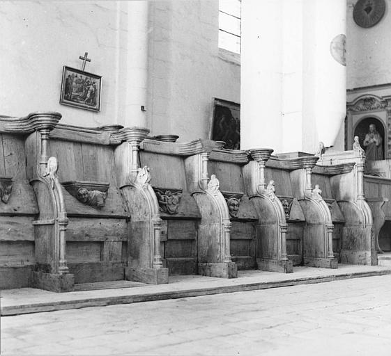 Stalles en bois, sculptées de nombreux personnages fantastiques ou grimaçants, vue après décapage