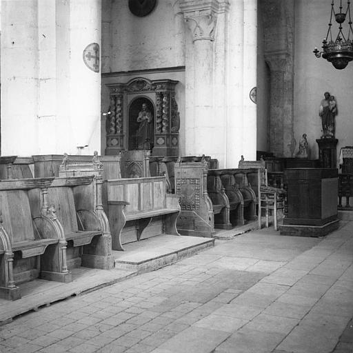 Stalles en bois du côté nord du choeur
