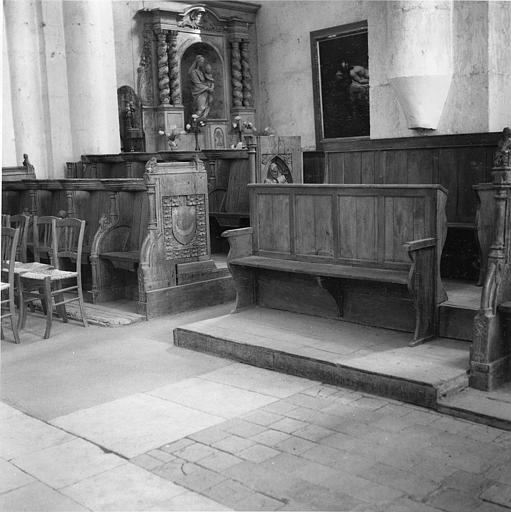 Stalles en bois du côté sud du choeur