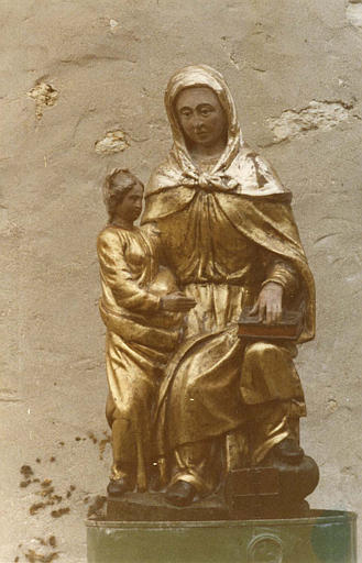 Groupe sculpté : 'L'Education de la Vierge', bois sculpté, peint, doré
