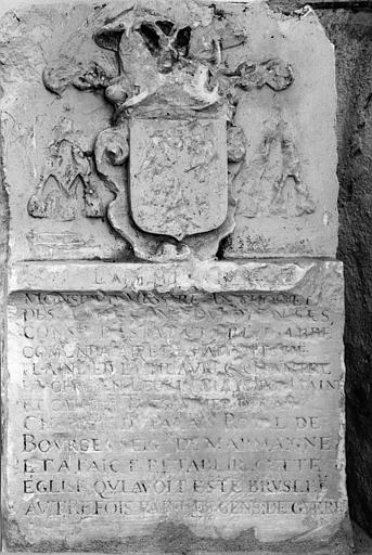 Plaque commémorative concernant la restauration de l'église, avec de armoiries sculptées en bas-relief, pierre sculptée, gravée