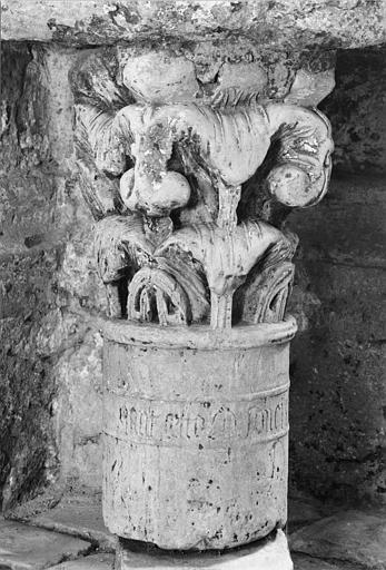 Chapiteau sculpté d'un décor végétal stylisé, réutilisé comme support de bénitier, pierre sculptée