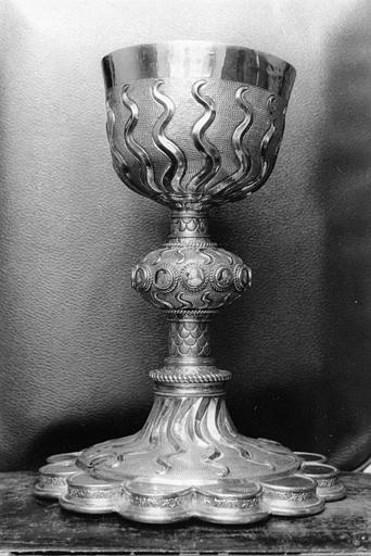 Calice en argent doré au pied polylobé, à décor de rayons et cabochons