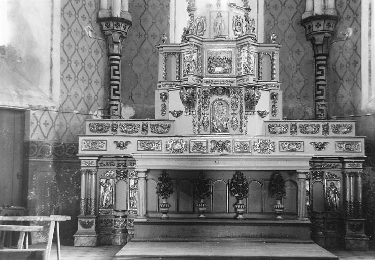 Autel et son tabernacle architecturé monumental, orné de plusieurs scènes en bas-relief, la Résurrection, la Cène, le Lavement des pieds et le Christ au jardin des Oliviers, bois sculpté, peint, doré