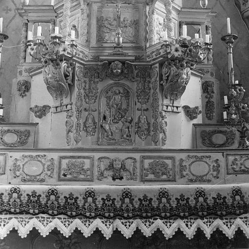 Tabernacle : détail de la porte sculptée d'un bas-relief représentant la Résurrection du Christ, encadré de nombreux éléments végétaux et personnages sculptés, bois sculpté, peint, doré