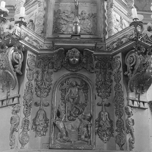 Tabernacle : détail de la porte sculptée d'un bas-relief représentant la Résurrection du Christ, encadré de nombreux éléments végétaux et personnages sculptés, bois sculpté, peint, doré