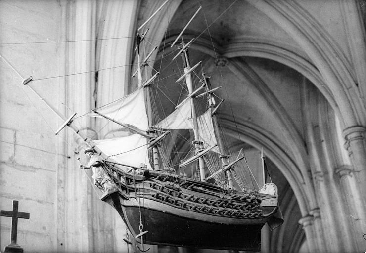 Ex-voto : maquette de navire en bois dont la figure de proue est à l'effigie de saint Roch