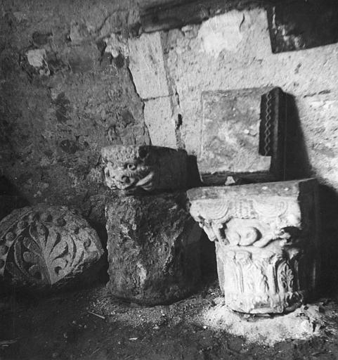 Chapiteau à décor de serpents et d'oiseaux, pierre sculptée (sur la droite de la photographie) et corbeau sculpté d'une tête de lion, pierre sculptée