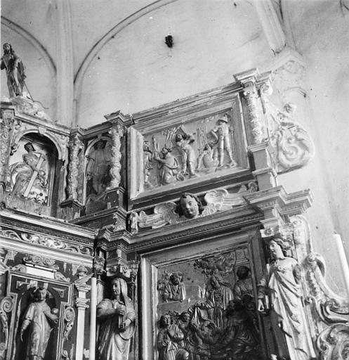 Tabernacle : détail d'un bas-relief représentant l'Adoration des bergers, encadrée par deux statuettes de saintes, bois sculpté, peint, doré