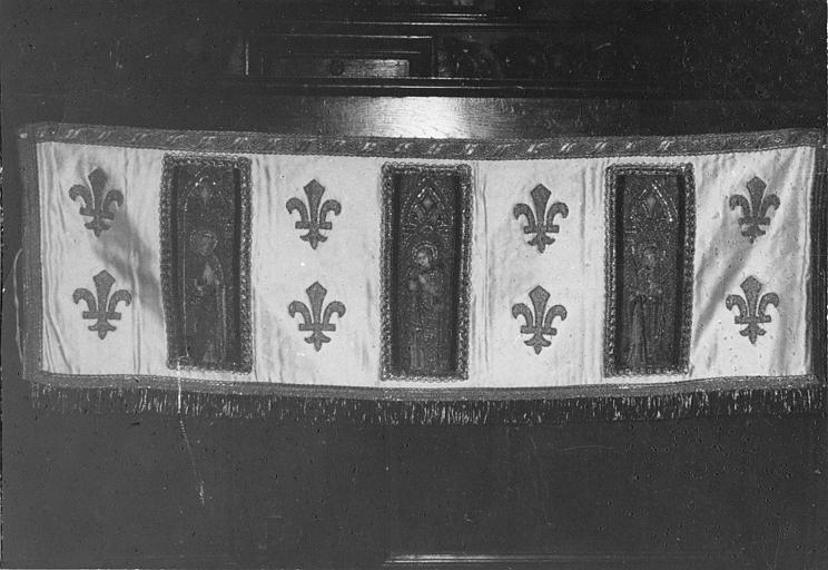 Garniture de dais d'autel en toile blanche brodée de fleurs de lys et agrémentée de bandes d'orfrois provenant d'anciennes chapes