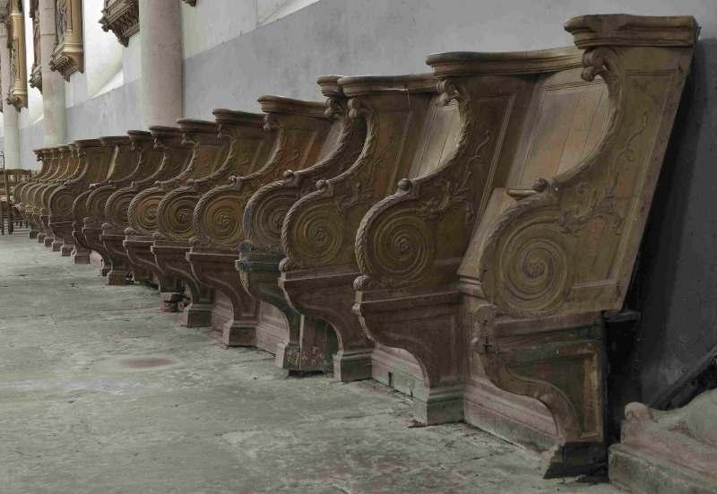 16 stalles, vue de la rangée de stalles du bas-côté nord - © Ministère de la Culture (France), Médiathèque du patrimoine et de la photographie (objets mobiliers), tous droits réservés