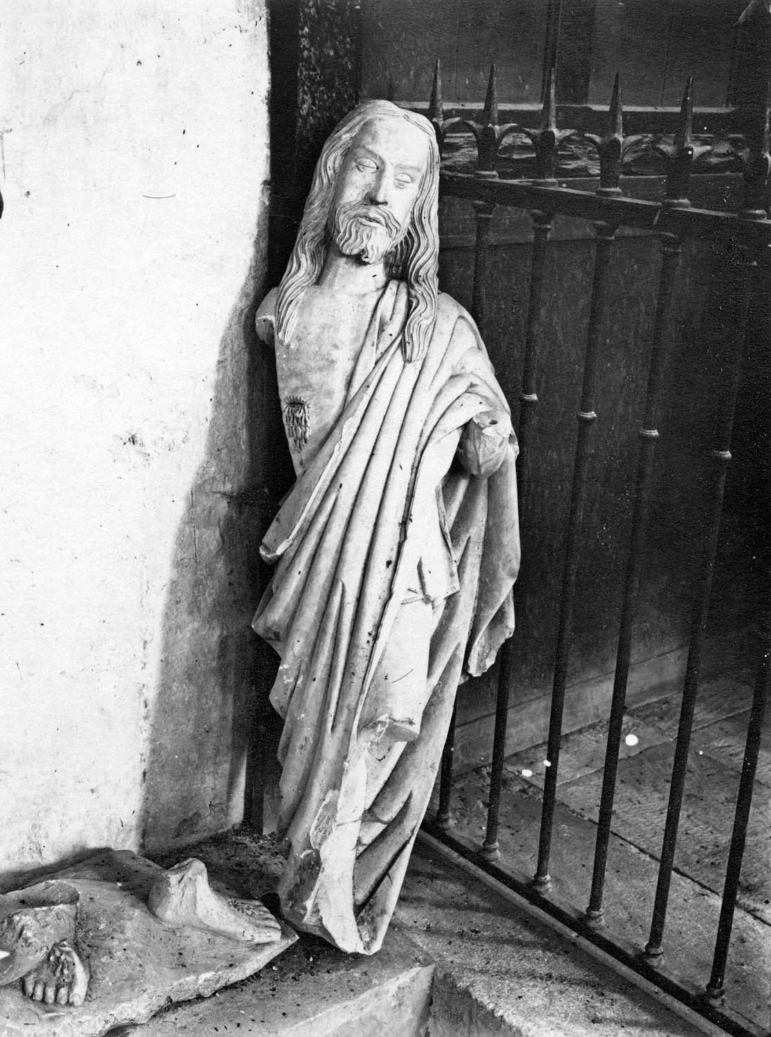 statue : Christ (Noli me tangere), vue générale