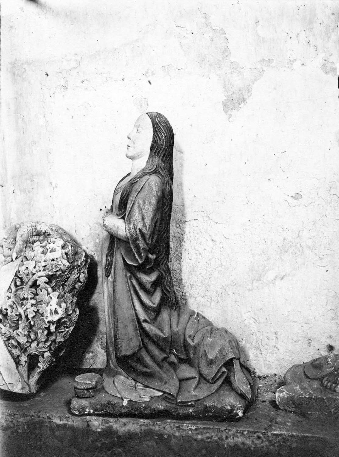 statue : femme agenouillée en prière (sainte Marie-Madeleine ?), vue générale