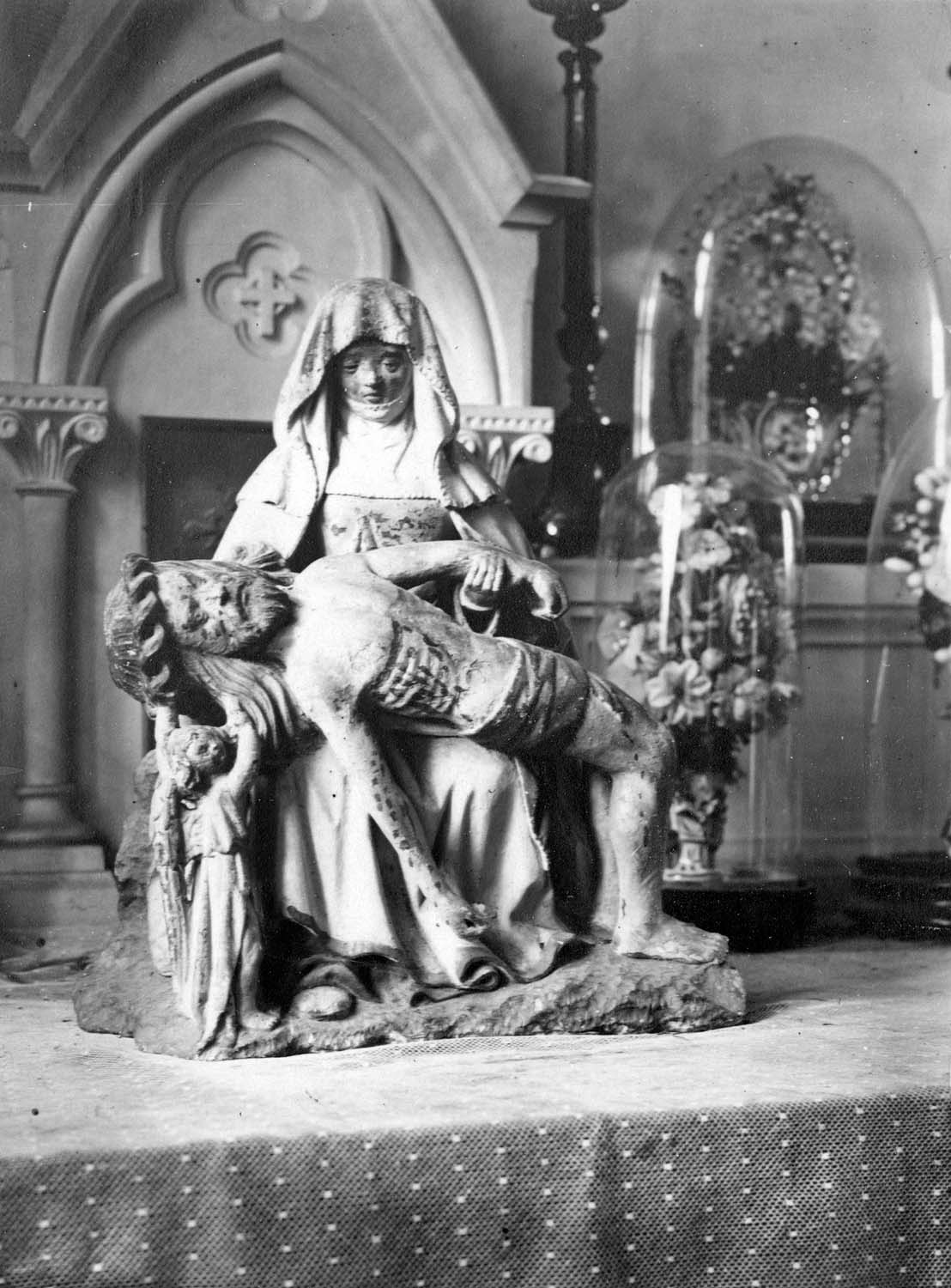groupe sculpté : Vierge de Pitié, vue générale - © Ministère de la Culture (France), Médiathèque du patrimoine et de la photographie, diffusion RMN-GP