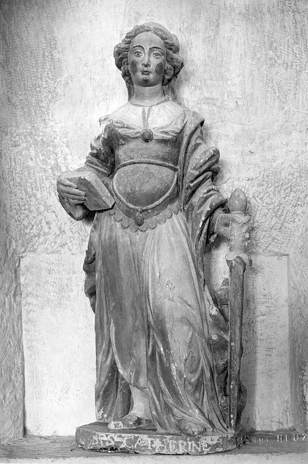 statue : sainte Catherine, vue générale