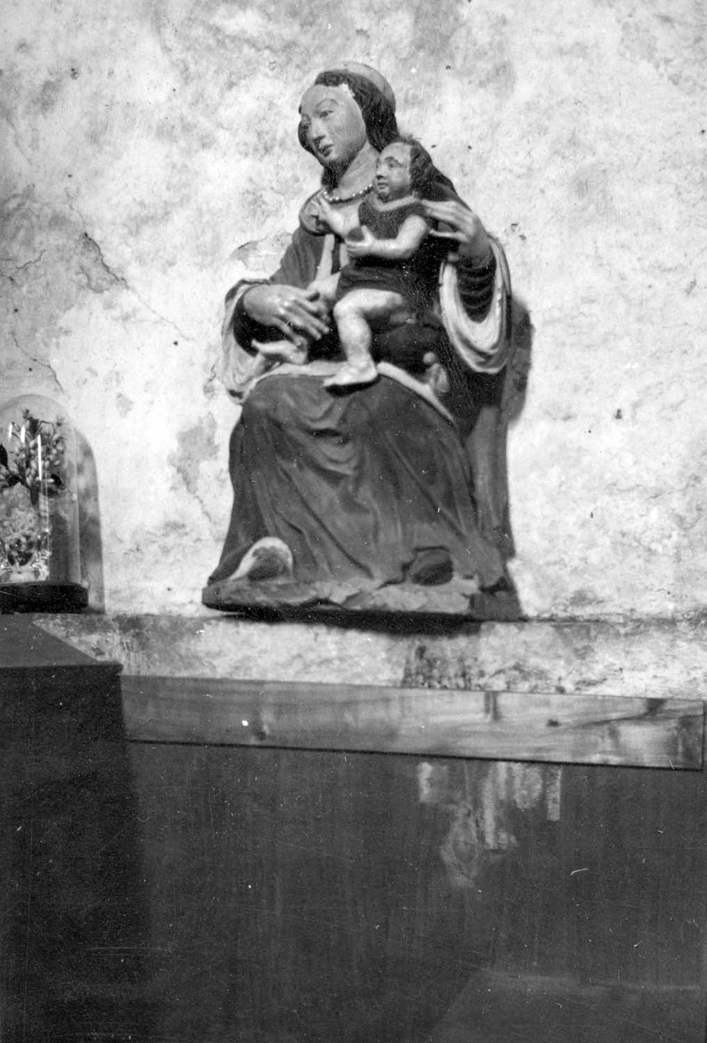 statue : Vierge à l'enfant assise, vue générale