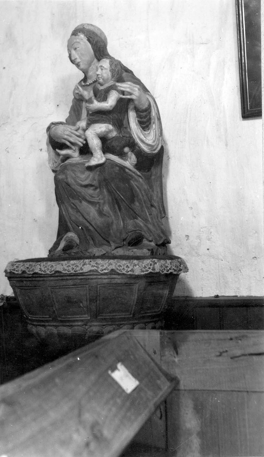 statue : Vierge à l'enfant assise, vue générale