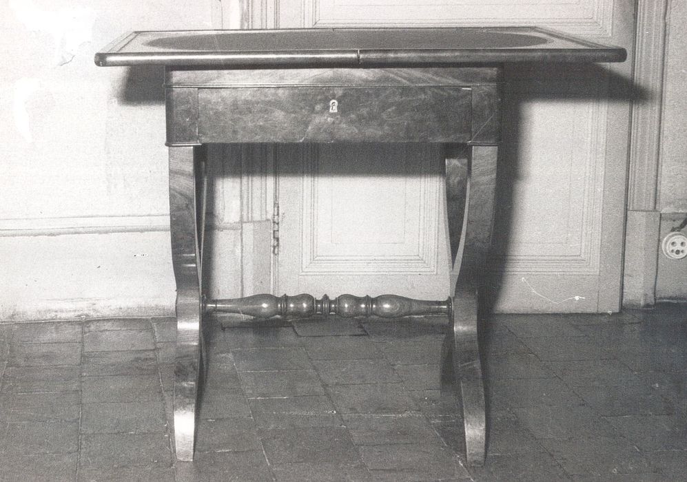 Table à ouvrage ou à jeu pliante, époque Restauration ou Louis Philippe - © Ministère de la Culture (France), Médiathèque du patrimoine et de la photographie, diffusion RMN-GP