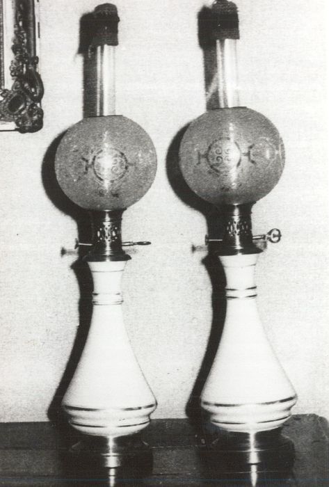 Paire de lampes à huile à globes - © Ministère de la Culture (France), Médiathèque du patrimoine et de la photographie, diffusion RMN-GP