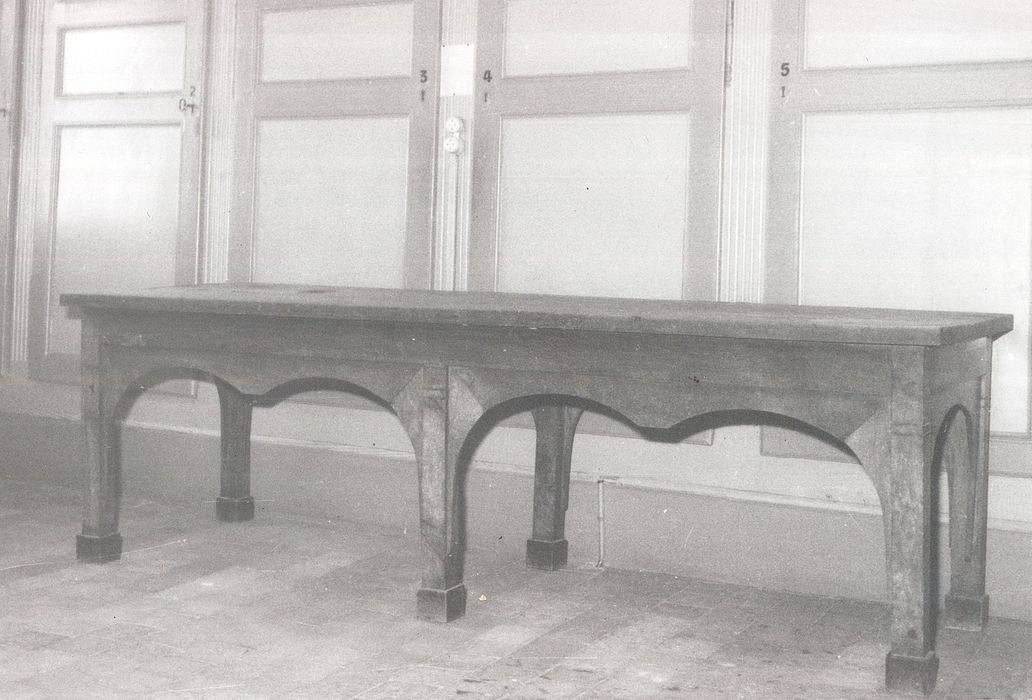 Grande table de lingerie à six pieds en pilastre - © Ministère de la Culture (France), Médiathèque du patrimoine et de la photographie, diffusion RMN-GP