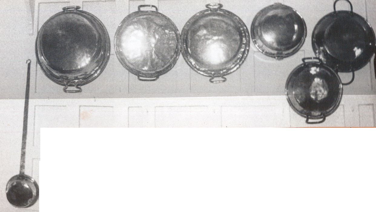 Batterie de cuisine comprenant 16 pièces : 5 casseroles, 6 bassines à confitures, 2 poêlons à longue queue, 3 plats - © Ministère de la Culture (France), Médiathèque du patrimoine et de la photographie, diffusion RMN-GP
