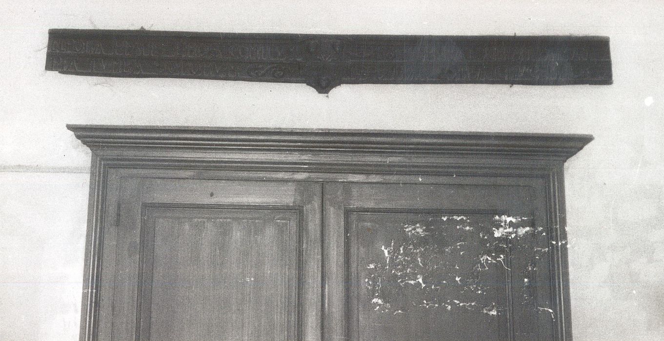 Linteau de cheminée à inscription provenant probablement du couvent des Augustins d'Aubigny - © Ministère de la Culture (France), Médiathèque du patrimoine et de la photographie, diffusion RMN-GP