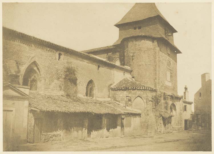 Entrée Sud avec le porche latéral de l’église et la nef