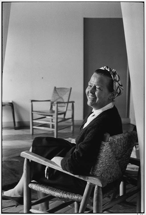 Charlotte Perriand, Paris, 1963 ; [Assise dans son Fauteuil paillé]