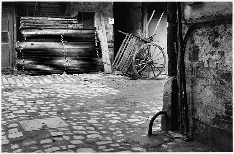 37 bis rue de Montreuil, Paris 11e arrondissement, 1979 ; [Menuiserie ; cour de l'Industrie]