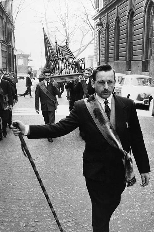 Compagnons du tour de France, Paris, 1962 ; [Compagnons charpentiers défilant dans la rue]
