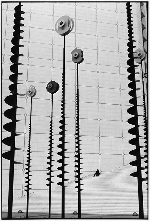 L'Arche de la Défense (Hauts-de-Seine), 1996 ; [Signaux de Takis]