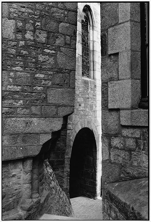 Le passage sous l'église Saint-Pierre, Le Mont-Saint-Michel (Manche), 1996