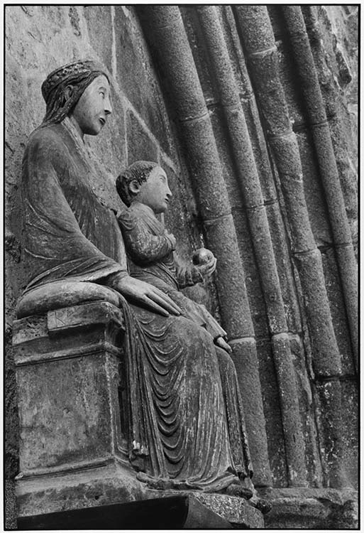 Une Vierge dans l'abbatiale, Le Mont-Saint-Michel (Manche), 1997 ; [Vierge à l'Enfant]