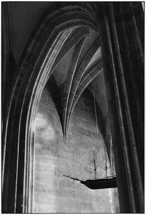 Ex-voto dans l'abbatiale, Le Mont-Saint-Michel (Manche), 1997 ; [Maquette de bateau]